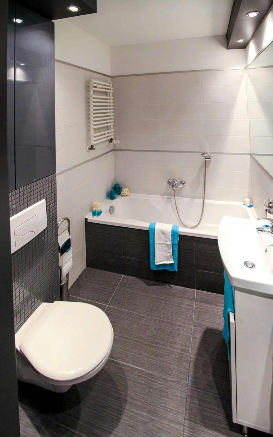 How to Brighten Dark Bathroom: 20+ Ways to Make Your Space Feel Lighter ...